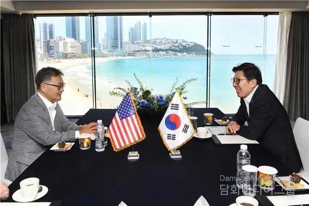 Busan City Mayor Park Hyung-joon (right) holds talks with U.S. Interim Ambassador to Korea Joseph Yun at the Westin Chosun Busan on the afternoon of July 9. / Courtesy of Busan City