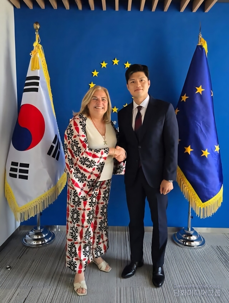 Rep. Kim Yong-tae (right) meets with Maria Castillo Fernandez, Ambassador of the European Union (EU) to South Korea, on July 10 to discuss broad cooperation between South Korea and the EU. / Courtesy of Rep. Kim Yong-tae's Office