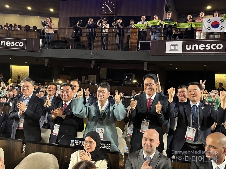 Choi Eung-cheon, director of the National Heritage Agency (center, standing), and the government delegation rejoice as the “Petroglyphs along the Bangucheon” are registered as a UNESCO World Heritage Site at the 47th UNESCO World Heritage Committee meeting held in Paris, France on July 12.