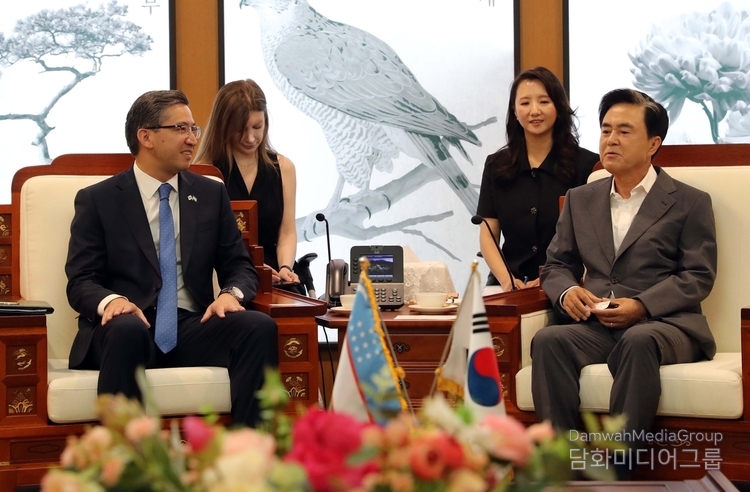 Uzbekistan Ambassador to South Korea Alisher Abdusalomov (left) visits Chungnam Provincial Office on July 15 and holds talks with Governor Kim Tae-heum.