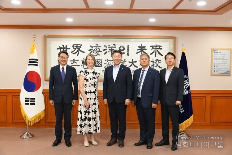 Ryoo Dong-keun, president of KMOU (third from the left), takes a commemorative photo with the Norwegian Ambassador to Korea Anne Kari Hansen Ovind (second from the left) and her entourage at the university headquarters. / Courtesy of KMOU