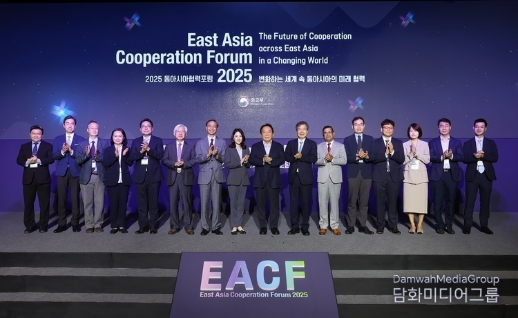 Participants pose for a commemorative photo at the opening ceremony of the 2025 East Asia Cooperation Forum (EACF 2025) held in Seoul on July 15, 2025.
