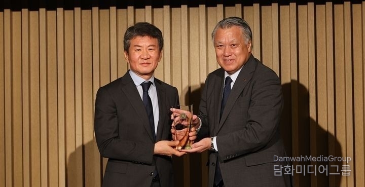 Chung Mong-gyu (left), president of the Korea Football Association and concurrently chairman of HDC Group, has been officially appointed as president of the East Asian Football Federation (EAFF)./ Courtesy of KFA