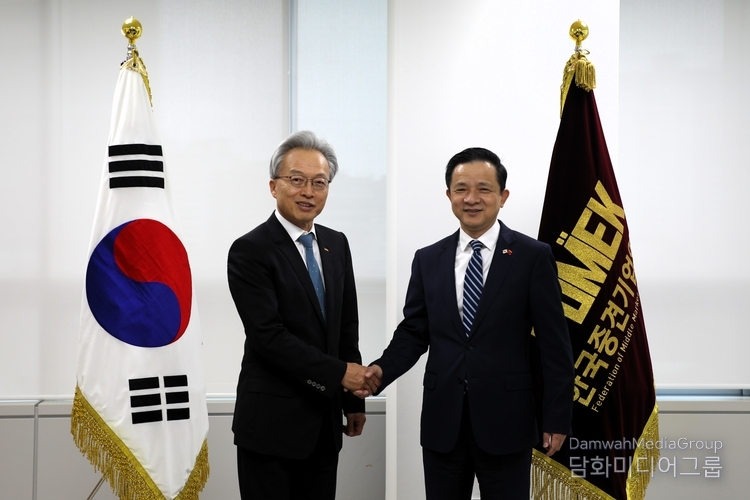 Choi Jin-shik (left), chairman of the Federation of Middle Market Enterprises of Korea (FOMEK), shakes hands with Chinese Ambassador to South Korea Dai Bing, who visited the federation on July 16, 2025. / Courtesy of FOMEK