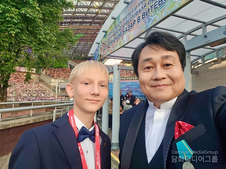 Korean opera singer Lee Yeon-Seong (right), together with young Belarusian talent Ivan Maltsev, performs a traditional song “The Golden Ray of Sunlight” (lyrics by Y. Entin, music by G. Gladkov).