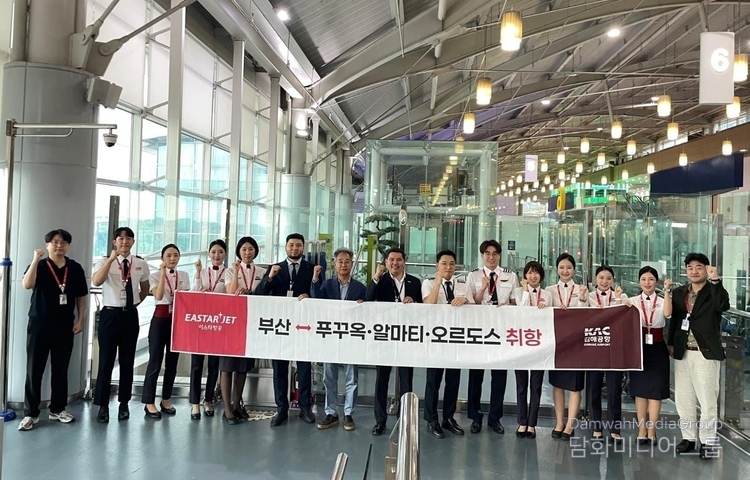 Consul General Askar Aslan, Honorary Consul Lee Sang-Hoon, and Eastar Jet representatives pose with a banner celebrating the launch of the new Busan–Almaty route.