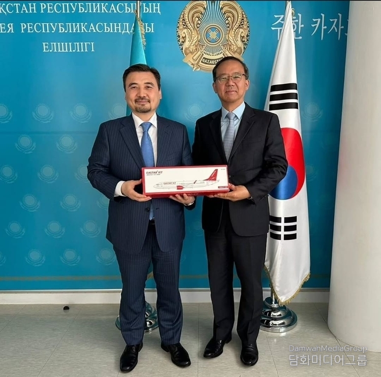 Ambassador Nurgali Arystanov and Eastar Jet CEO Cho Joong-seok pose for a commemorative photo.