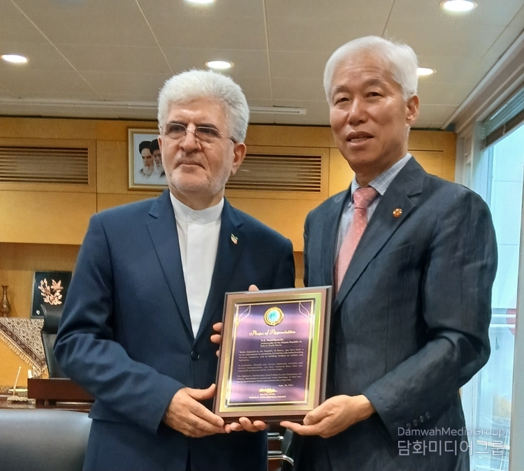 Ambassador Saeed Koozechi of Iran to Korea (left) takes a picture with Chairman-Publisher Lee Jon-young of the Diplomacy Journal after receiving a plaque of appreciation from Chairman Lee at the Embassy of Iran in Seoul on July 18.