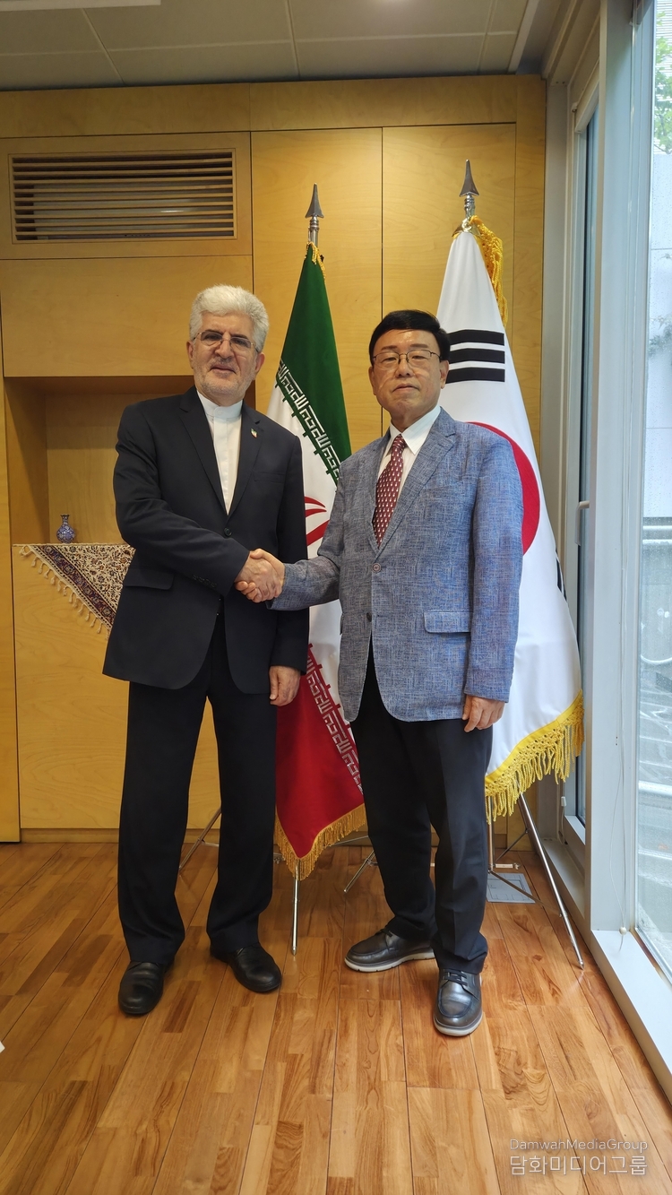 Ambassador Saeed Koozechi of Iran (left) shakes hands with Managing Editor Lee Kap-soo of the Diplomacy Journal.