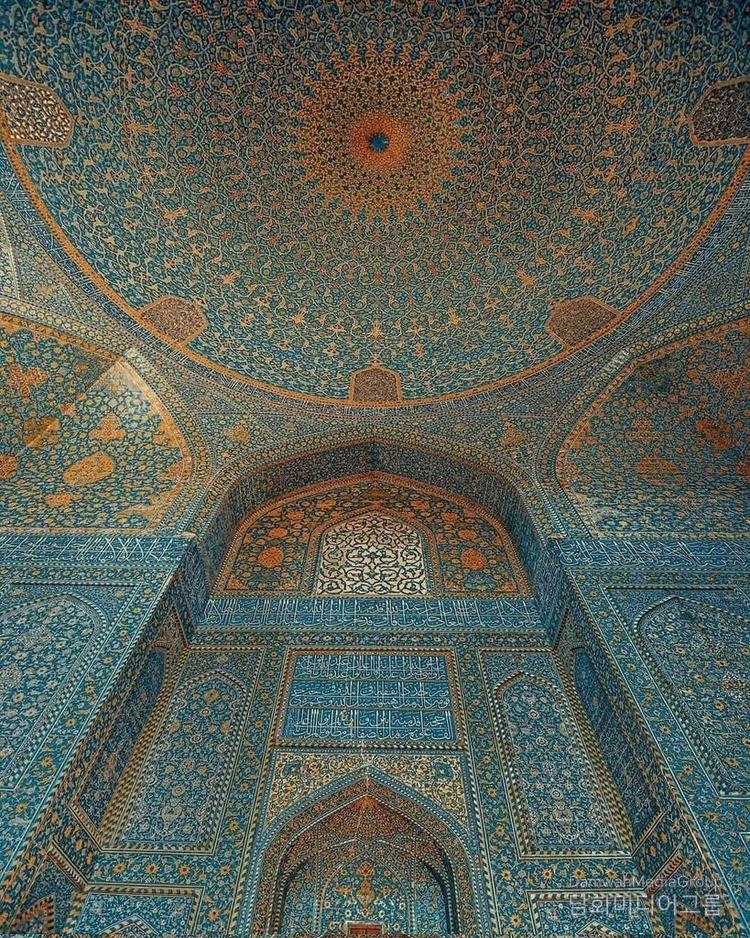 The art of tiling in the Imam Mosque of Isfahan: Attention to detail and the use of attractive colors are characteristics of this art.