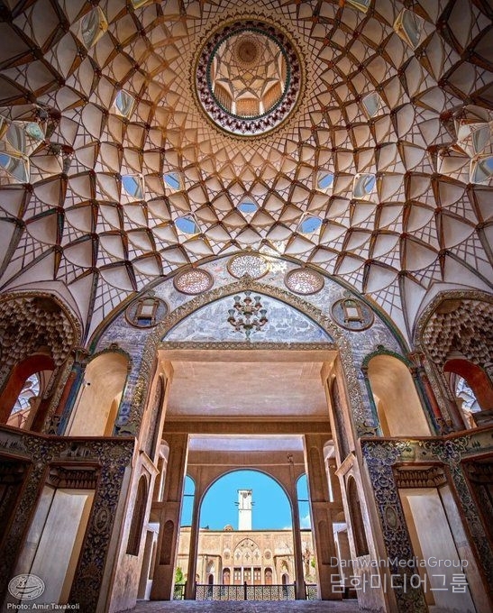 Borujerdi House in Kashan: The characteristic of Iranian houses is that they are enclosed by four walls and have a large water pond in the center of the courtyard.