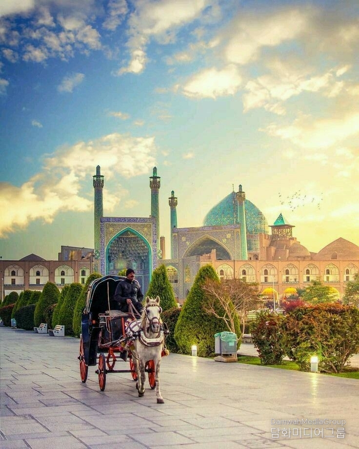 Naqsh-e Jahan Square: One of the largest and most beautiful squares in the world, it is a symbol of authentic Iranian architecture.