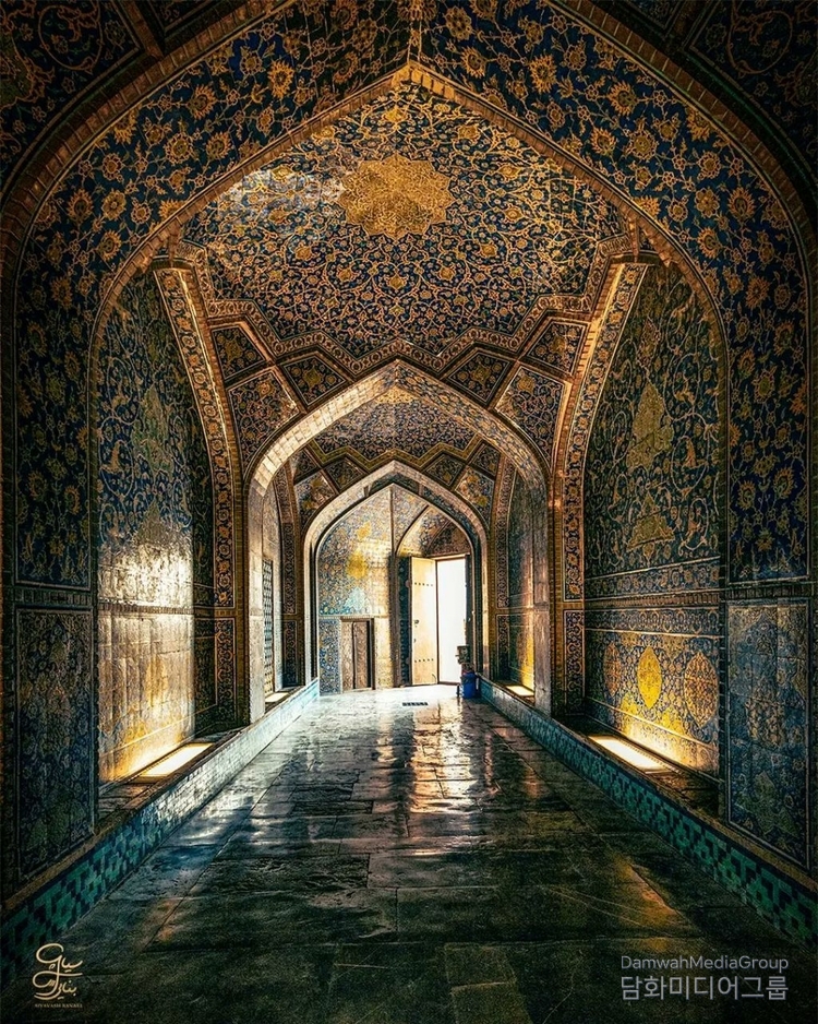 Sheikh Lotfollah Mosque: Located in a corner of Naqsh-e Jahan Square, the unique architecture and breathtaking tilework of this mosque attracts every viewer.
