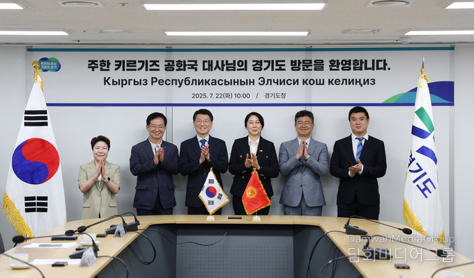 Vice Governor Kim Seong-jung (third from the left) is taking a commemorative photo with Ambassador of the Kyrgyz Republic to Korea Aida Ismailova (fourth from the left) on July 22. / Courtesy of Gyeonggi Province