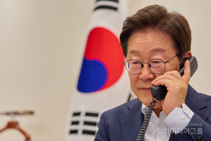 President Lee Jae-myung holds his first summit phone call with Uzbek President Shavkat Mirziyoyev since taking office on July 24. / Courtesy of the Presidential Office