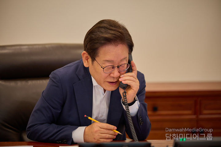 President Lee Jae-myung holds his first summit phone call with German Chancellor Friedrich Merz since taking office. / Courtesy of the Presidential Office