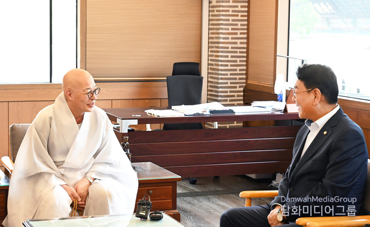 Most Ven. Jinwoo, president of the Jogye Order of Korean Buddhism (left), and Kim Kyo-heung, the chairman of the National Assembly’s Culture, Sports and Tourism Committee, have a friendly talk on July 25 at the Jogyesa Temple Stay Promotion Center in Seoul. / Courtesy of Jogye Order of Korean Buddhism