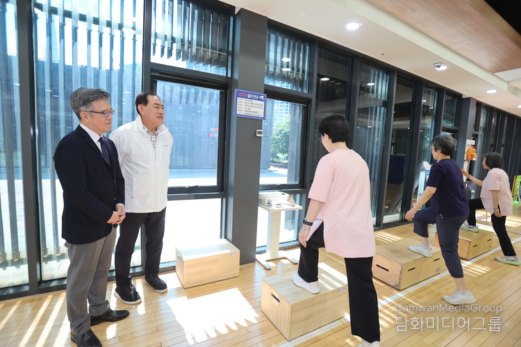 Ha Hyung-joo, chairman of the Korea Sports Promotion Foundation (second from the left), participates in the Cancer Survivors Week campaign.