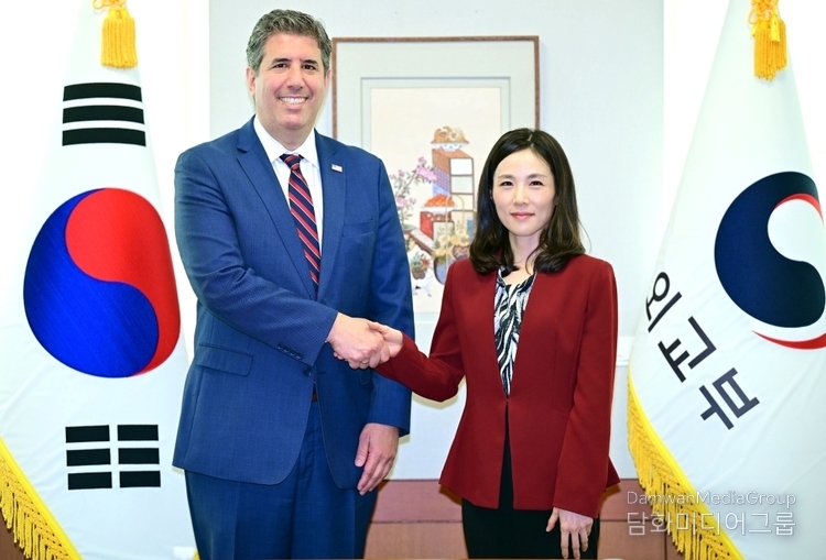 Vice Minister of Foreign Affairs Kim Jina (right) shakes hands with Michael John Rigas, U.S. Deputy Secretary of State for Management and Resources, at the Ministry of Foreign Affairs in Seoul on July 25.