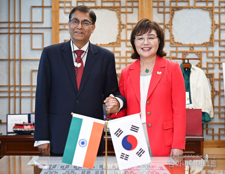 Indian Ambassador to Korea Amit Kumar (left) meets with Deputy Governor for Economic Affairs Yang Geum-hee of Gyeongbuk Province on July 29. / Courtesy of Gyeongbuk Province