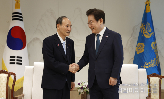 President Lee Jae-myung (right) meets with former Japanese Prime Minister Yoshihide Suga, Chairman of the Japan-Korea Parliamentarians' Union, at the Presidential Office in Yongsan, Seoul, on July 30. / Courtesy of the Office of the President