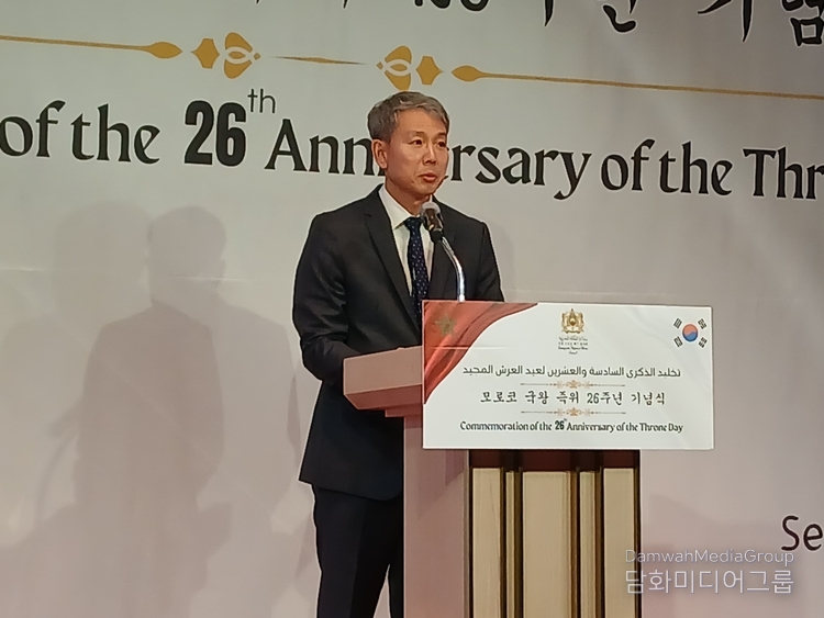 Chung Kee-yong, Ambassador and Deputy Minister for Climate Change, the Ministry of the Foreign Affairs of Korea, gives a congratulatory speech.