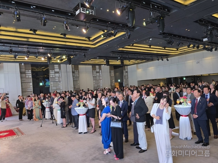 More than 400 guests, including foreign ambassadors and other local and international dignitaries, attend the gala event.