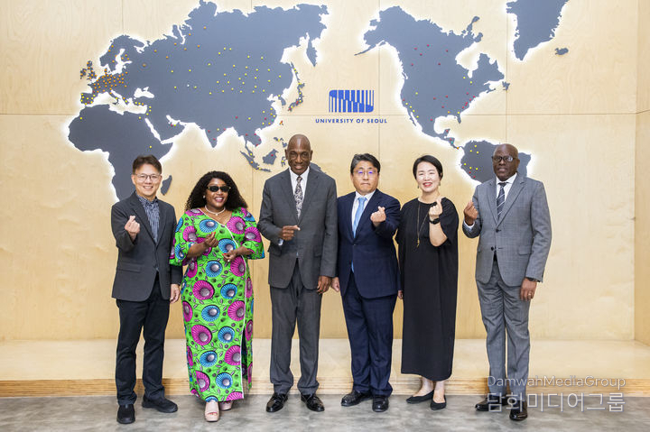 Andrew Bwezani Banda, the Zambian Ambassador to Korea (third from the left), takes a commemorative photo with his embassy staff and senior officials of the University of Seoul on July 30. / Courtesy of the University of Seoul