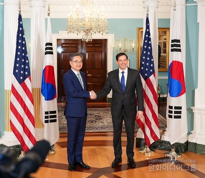 Minister of Foreign Affairs Cho Hyun (left) shakes hands with Secretary of State Marco Rubio at the U.S. State Department in Washington, D.C., on July 31 (local time). / Courtesy of the Ministry of Foreign Affairs