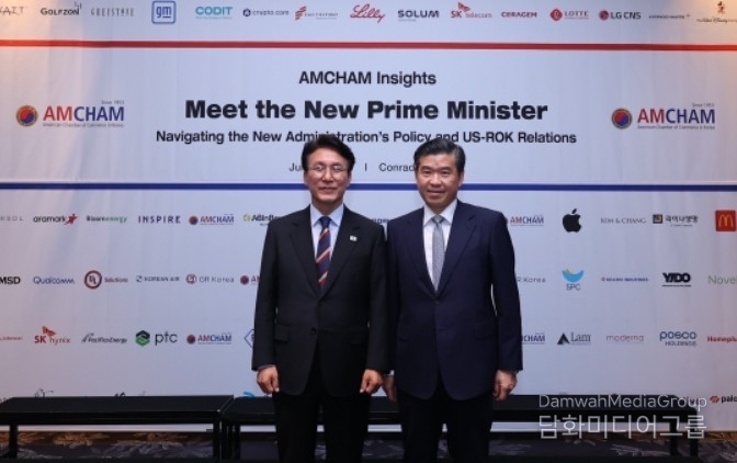 Prime Minister Kim Min-seok (left) and AMCHAM Chairman and CEO James Kim pose for the camera.