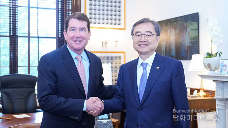 Foreign Minister Cho Hyun (right) meets with Senator Bill Hagerty on Aug. 1, 2025.