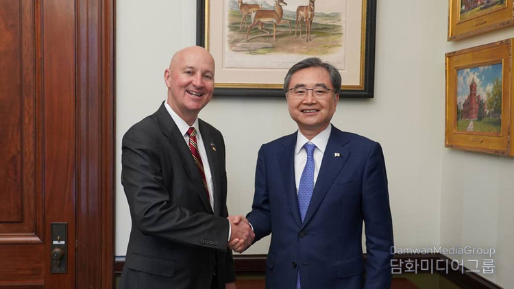 Foreign Minister Cho Hyun (right) shakes hands with Pete Ricketts, Chairman of the Senate Subcommittee on East Asia and the Pacific, on Aug. 1, 2025.