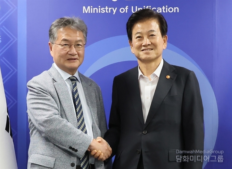 Unification Minister Chung Dong-young (right) poses for a commemorative photo with US Interim Ambassador to South Korea Joseph Yun at the Government Complex in Jongno-gu, Seoul, on Aug. 1, 2025.