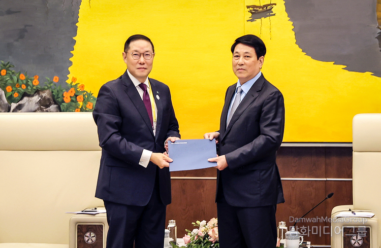 HS Hyosung Vice Chairman Cho Hyun-sang (left) delivers an official invitation to APEC to Vietnamese President Luong Cuong during a meeting in Hai Phong, Vietnam, on July 15. / Courtesy of HS Hyosung