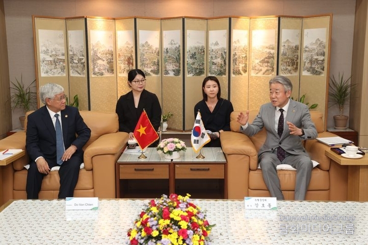 Chairman Kang Ho-dong (right) of the National Agricultural Cooperative Federation (NACF) holds talks with Vietnam's Fatherland Front Central Committee Chairman Do Van Chien at the NACF headquarters in Jung-gu, Seoul, on July 31. / Courtesy of Nonghyup Korea