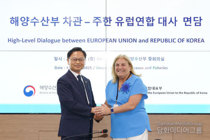 Vice Minister of Oceans and Fisheries Kim Sung-beom (left) meets with Ambassador of the European Union (EU) to Korea Maria Castillo Fernandez in the Ministry of Oceans and Fisheries' conference room on Aug. 4. / Courtesy of the Ministry of Oceans and Fisheries