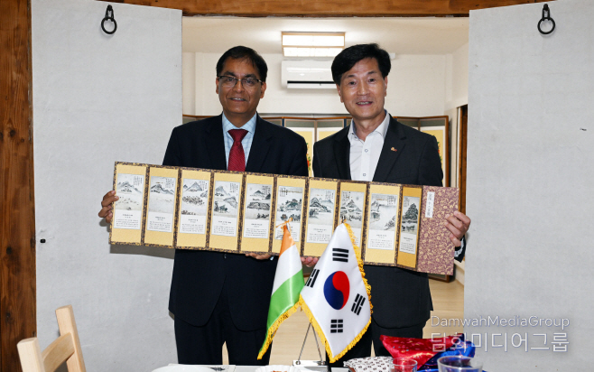 Miryang City Mayor Ahn Byung-gu (right) and Ambassador Amit Kumar of India pose for a commemorative photo with souvenirs produced by Miryang City on Aug. 4. / Courtesy of Miryang City