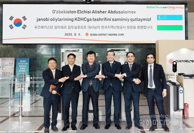 KDHC President Jeong Yong-gi (third from the left) and Uzbek Ambassador to Korea Alisher Abdusalomov (fourth from the left) pose for a commemorative photo with their employees. / Courtesy of KDHC