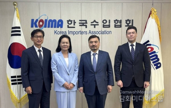 Korea Importers Association Chairwoman Youon Young-mi (Second from the left) and Kazakhstan Ambassador to Korea Nurgali Arystanov (third from the left) pose for a commemorative photo with staff members after a meeting to expand bilateral trade. / Courtesy of the Korea Importers Association