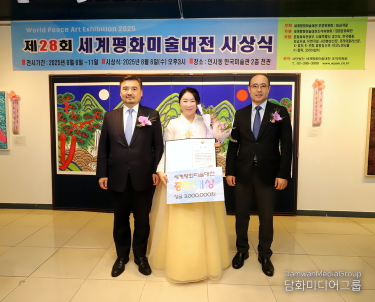 Jeon Byeong-hee, winner of the Grand Prize (Minister of Culture, Sports and Tourism Award), and members of the diplomatic corps in Korea pose for a commemorative photo after presenting the award.