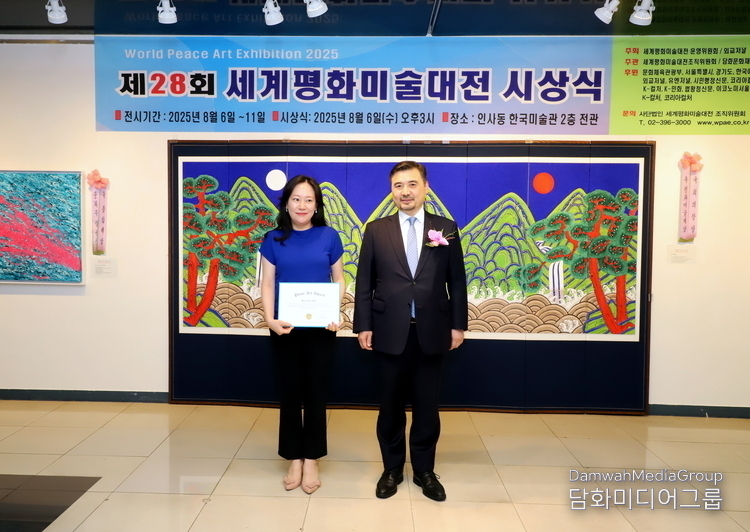 . Artist Seo Eun-hye receives the Leadership Award (Foreign Ambassadors to Korea Kazakhstan.