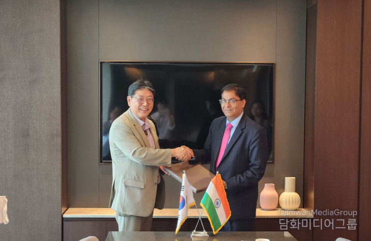 Gimhae City Mayor Hong Tae-yong (left) and Indian Ambassador to Korea Amit Kumar shake hands during the ambassador’s visit to Gimhae. / Courtesy of Gimhae City