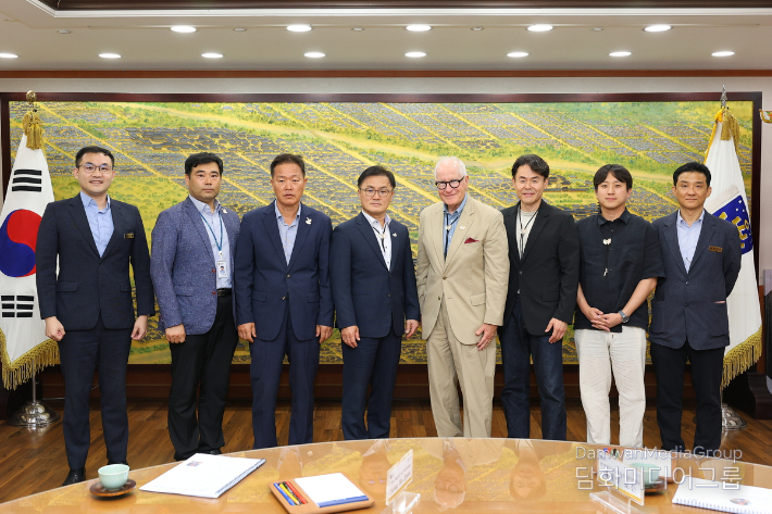 Gyeongju City Vice Mayor Song Ho-jun holds a meeting with Gyeongsangbuk-do Province Investment Promotion Ambassador David Roden (fourth and fifth from the left, respectively) in the City Hall External Cooperation Office. / Courtesy of Gyeongju City