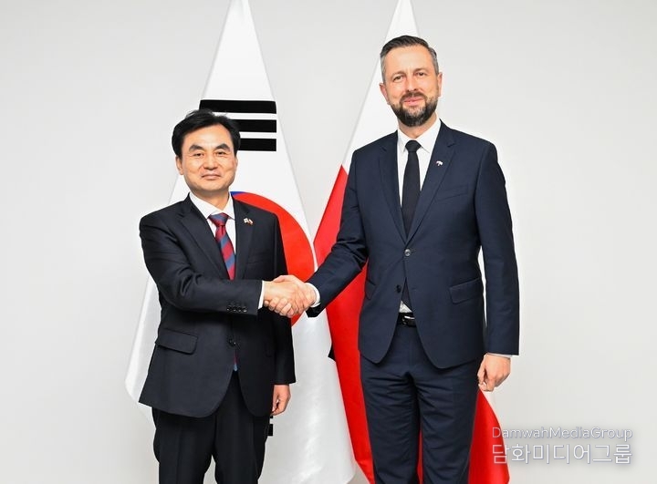 Minister Ahn Gyu-back (left) poses for a commemorative photo with Polish Deputy Prime Minister and Minister of Defense Kosiniak-Kamysz before the Korea-Poland Defense Ministerial Meeting on Aug. 1. / Courtesy of the Ministry of National Defense