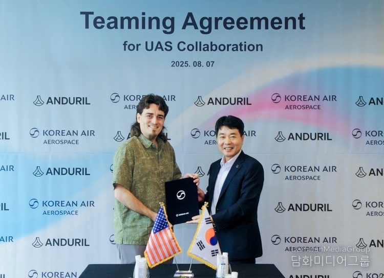 Palmer Luckey (left), Anduril founder, and Lim Jin-kyu, head of Korean Air's Aerospace Division, signed a cooperation agreement on Aug. 7. / Courtesy of Korean Air