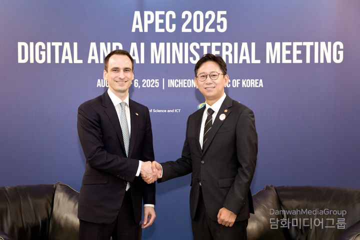 Minister of Science and ICT Bae Kyung-hoon (right) meets with Michael Kratsios, head of the White House Office of Science and Technology Policy, at Songdo Convensia in Yeonsu-gu, Incheon on Aug. 5, 2025. / Courtesy of the Ministry of Science and ICT