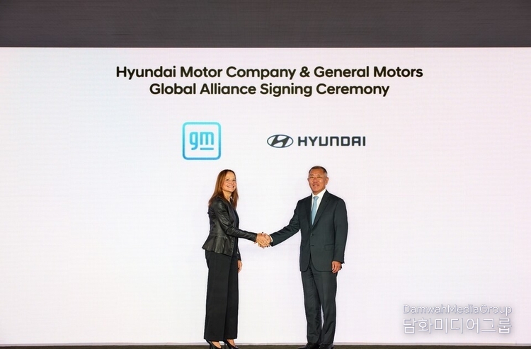 GM Chairman Mary Barra (left) and Hyundai Motor Group Chairman Chung Eui-sun pose after signing a comprehensive business cooperation agreement in New York, USA in September 2024. / Courtesy of Hyundai Motor Company
