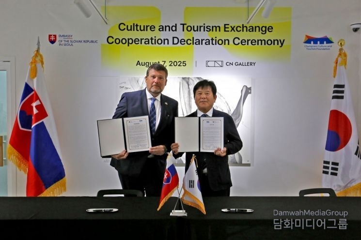 CEO Lee Ki-jin of Chungnam Culture and Tourism Foundation (right) and Slovak Ambassador to Korea Marek Repovský pose for the camera after holding a ceremony to declare cultural and tourism exchange cooperation at the CN Gallery in Jongno-gu, Seoul on Aug. 7. / Courtesy of Chungnam Culture and Tourism Foundation
