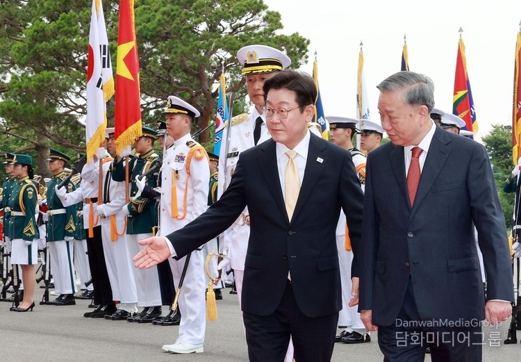 President Lee Jae-myung and To Lam, general secretary of the Communist Party of Vietnam, walk together after inspecting the honor guard at the official welcome ceremony. / Courtesy of Joint Press Corps