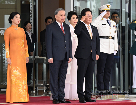 President Lee Jae-myung salutes at the official welcoming ceremony for the state visit of the Vietnamese Party Secretary General, held at the presidential office in Seoul.
